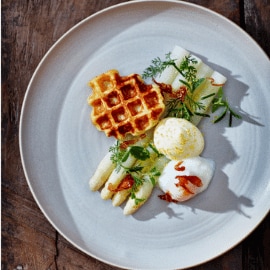 Asperges aux épices, oeuf 64˚C, hollandaise, gaufre de pomme de terre